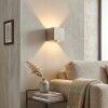 Badajoz wandlamp up down, vierkante kubuslamp in zandkleur modern