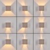 Moderne Wandlamp Badajoz, vierkante zandkleurige behuizing met Up & Down-licht