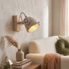 Zandkleurige wandlamp Herford met tandwielachtige verstelring als leeslicht naast het bed