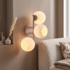 Moderne wandlamp Koyoto met 3 witte glazen bollen en zandkleurig frame