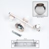 Moderne wandlamp Koyoto met drie ronde rook- en chroomkleurige kappen naast de bank