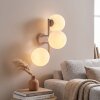 Scandinavische wandlamp Gastor met drie witte glazen bollen en zandkleurig armatuur