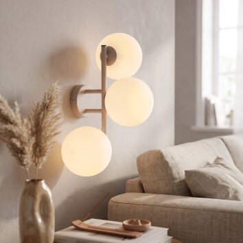 Scandinavische wandlamp Gastor met drie witte glazen bollen en zandkleurig armatuur