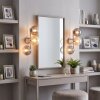 Zandkleurige moderne wandlamp Gastor, 2-delige set met drie glazen bollen naast de spiegel