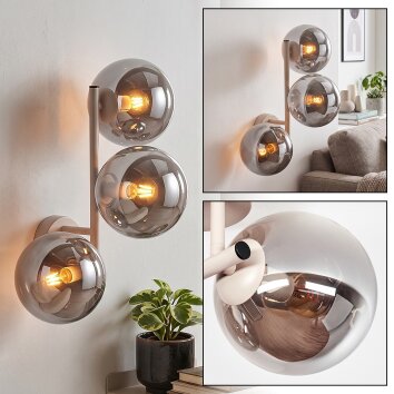 Moderne Wandlamp Gastor met drie ronde rookkleurige glazen kappen, zandkleurig frame