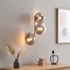 Moderne wandlamp Gastor met drie ronde kappen in verticale clusteropstelling