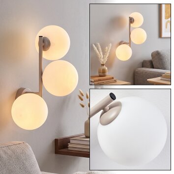 Moderne bollenwandlamp Gastor met drie ronde rookkleurige glazen kappen verticaal