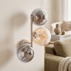Moderne wandlamp Gastor met drie ronde glazen bollen in rook, amber en helder