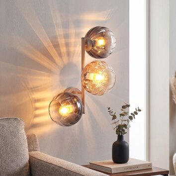 Moderne wandlamp Koyoto met drie geribbelde glazen bollen in amber, rookkleurig en helder