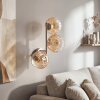 Glazen-bollen-wandlamp Koyoto met amberkleurige en heldere kappen, licht op de muur