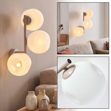 Moderne wandlamp Ripoll met drie witte glazen bollen en zichtbare E14-fittingen
