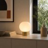Brilliant Leuchten tafellamp Fanny met bolvormige witte glazen kap, messingkleurige voet